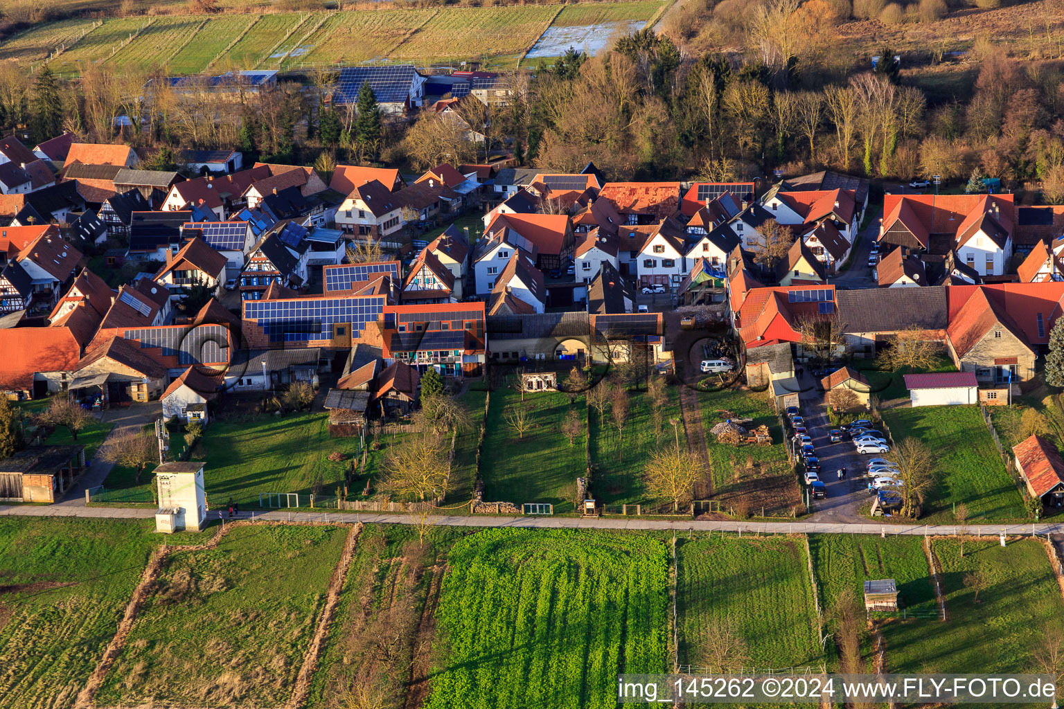 Vue aérienne de Bar à vin Zur Hofschänke à Winden dans le département Rhénanie-Palatinat, Allemagne