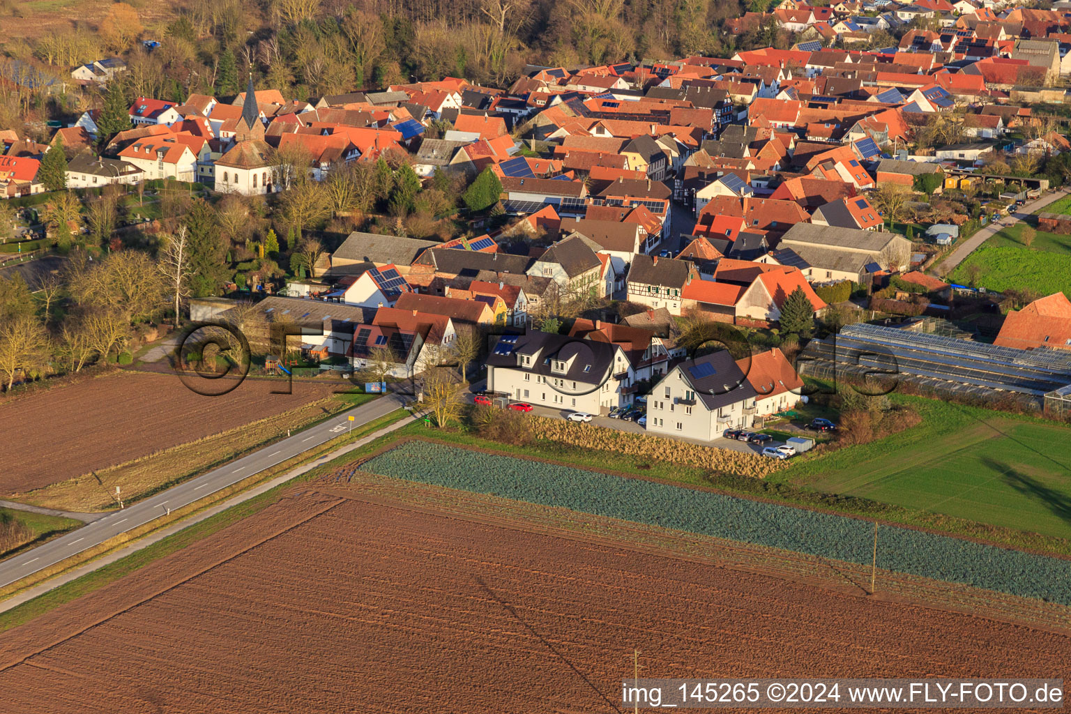 Vue aérienne de Entrée du village, rue principale depuis l'ouest à Winden dans le département Rhénanie-Palatinat, Allemagne