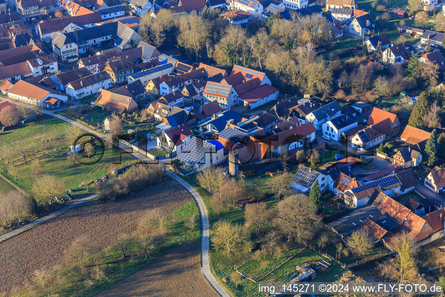 Vue aérienne de Toiture moderne sur maison individuelle optimisée pour le photovoltaïque à Dierbach dans le département Rhénanie-Palatinat, Allemagne