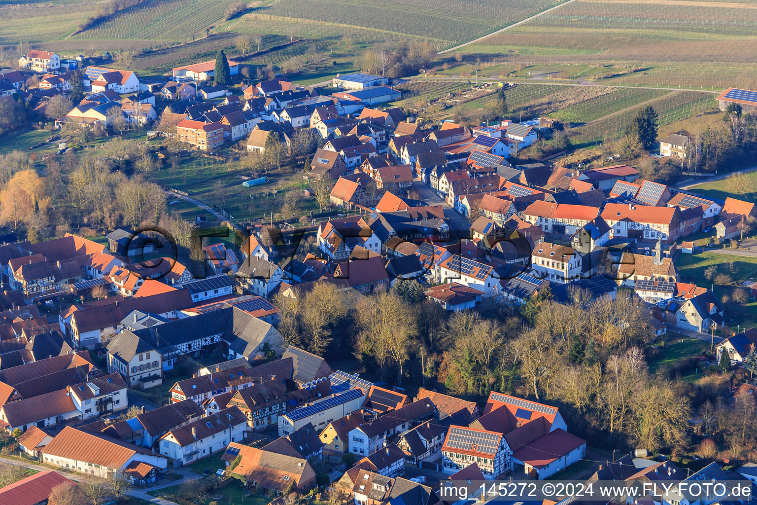 Vue aérienne de Rue principale et Kirchgasse à Dierbach dans le département Rhénanie-Palatinat, Allemagne