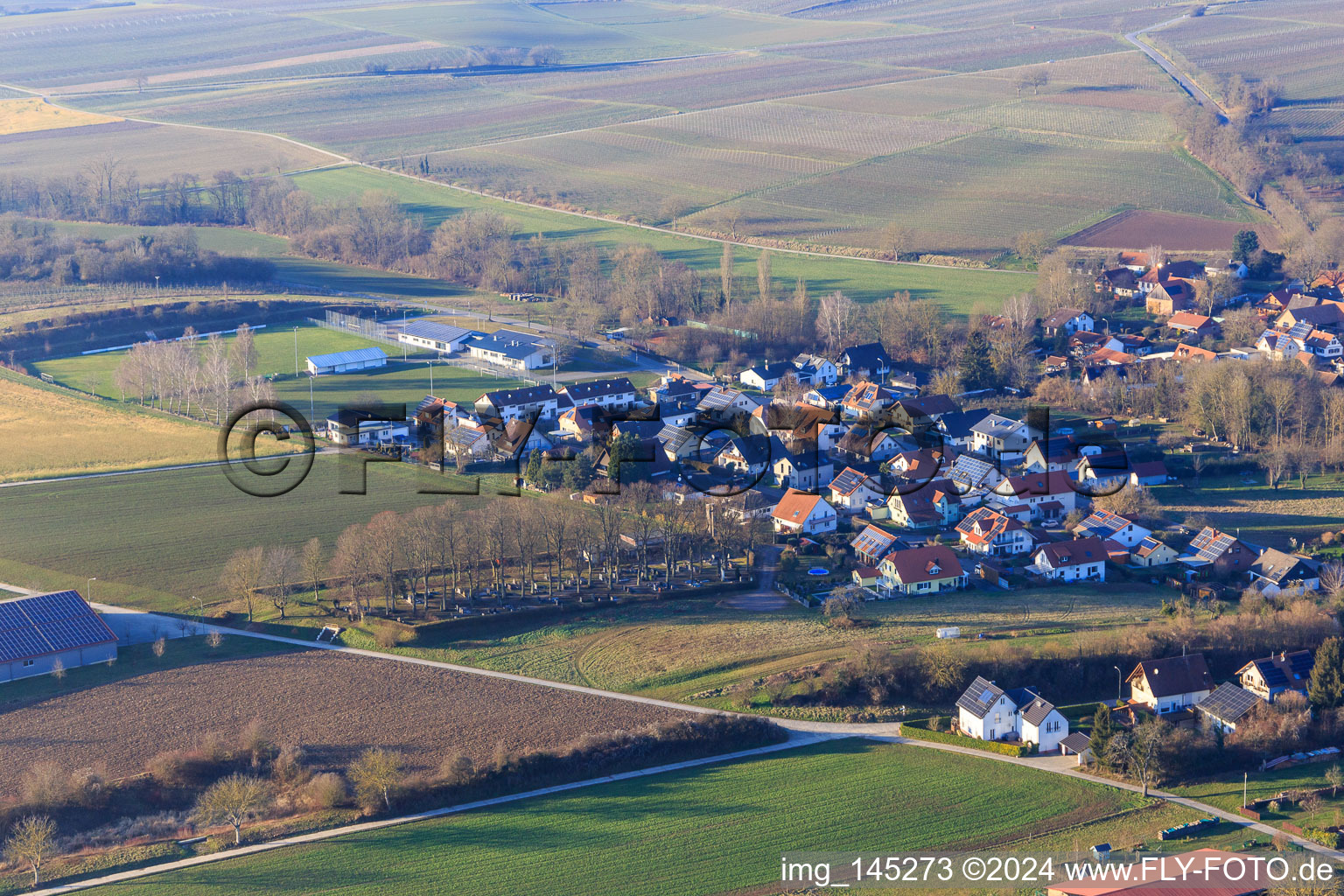 Vue aérienne de Wasgaustraße et terrain de sport à Dierbachalle à Dierbach dans le département Rhénanie-Palatinat, Allemagne