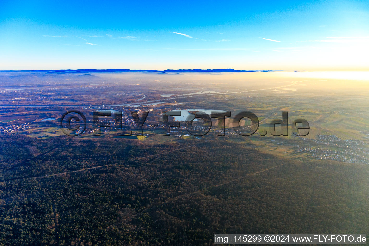 Vue aérienne de Vue de la ville depuis le nord sous l'inversion hivernale à le quartier Neulauterburg in Lauterbourg dans le département Bas Rhin, France