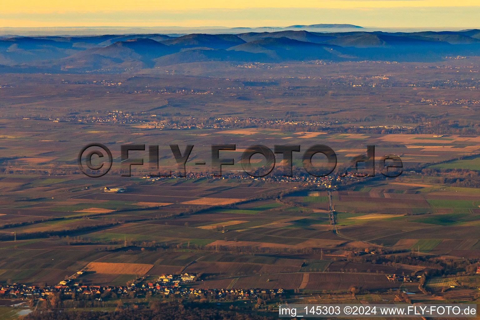 Vue aérienne de Vue de la ville depuis le sud en hiver avec vue sur le Donnersberg à Winden dans le département Rhénanie-Palatinat, Allemagne