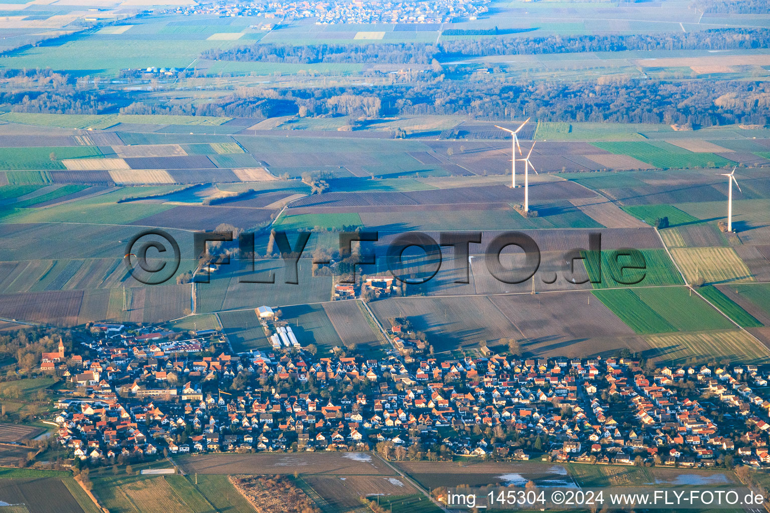 Vue aérienne de Parc éolien en hiver à Minfeld dans le département Rhénanie-Palatinat, Allemagne
