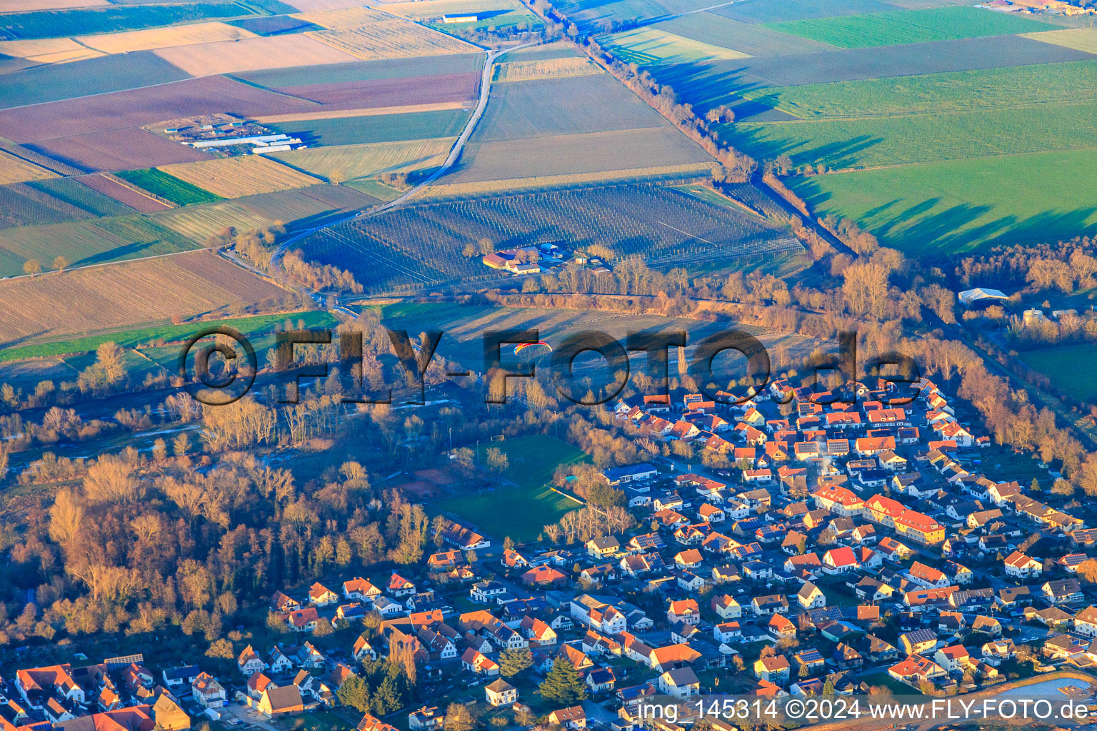 Vue aérienne de Parapentes au-dessus de la ville à Winden dans le département Rhénanie-Palatinat, Allemagne