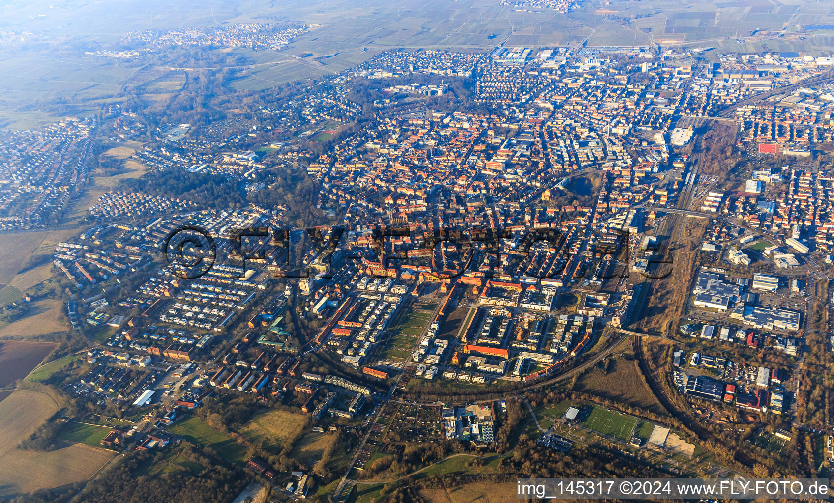 Vue aérienne de Vue d'ensemble de la ville depuis le sud à Landau in der Pfalz dans le département Rhénanie-Palatinat, Allemagne