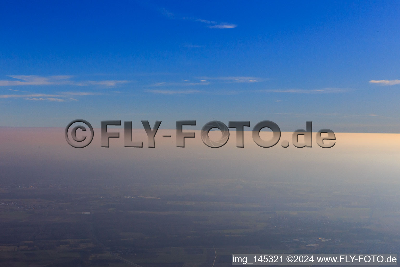 Vue aérienne de Un brouillard épais recouvre les plaines du Rhin, y compris le nord de la Forêt-Noire jusqu'à la Hornisgrinde - vue depuis Landau à le quartier Queichheim in Landau in der Pfalz dans le département Rhénanie-Palatinat, Allemagne