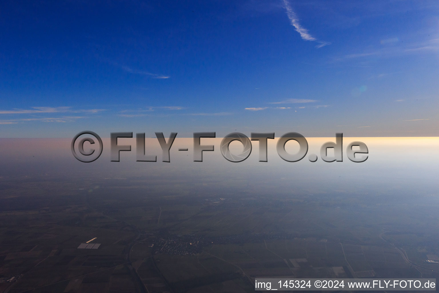 Vue aérienne de Un brouillard épais recouvre les plaines du Rhin, y compris le nord de la Forêt-Noire jusqu'à la Hornisgrinde - vue depuis Landau à le quartier Queichheim in Landau in der Pfalz dans le département Rhénanie-Palatinat, Allemagne