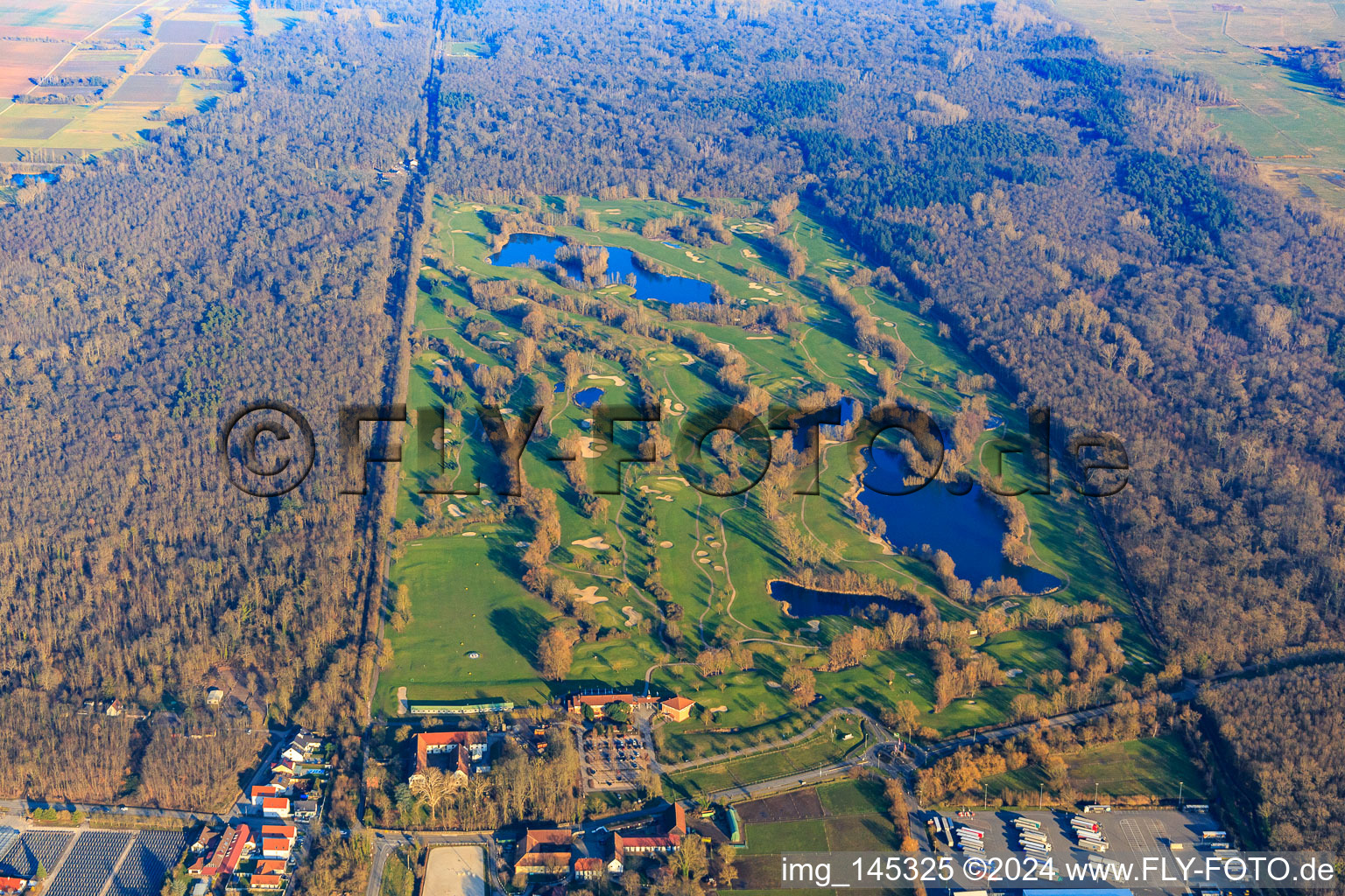 Vue aérienne de Terrain de golf Landgut Dreihof - GOLF absolu en hiver à Bornheim dans le département Rhénanie-Palatinat, Allemagne