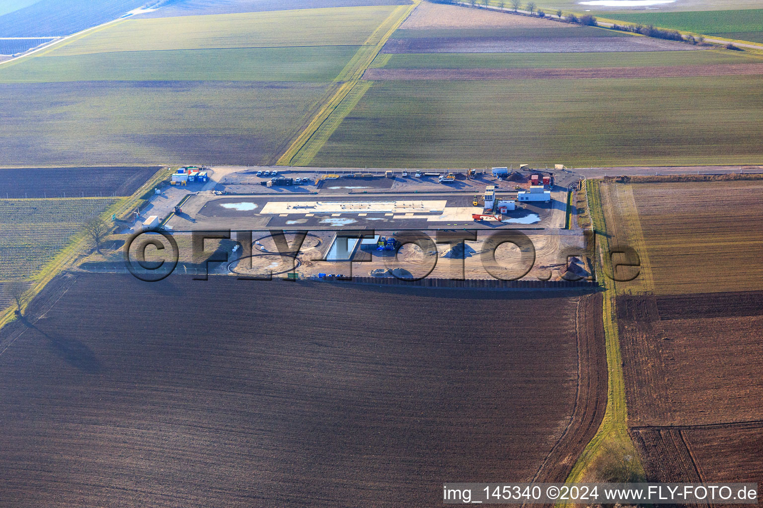 Chantier de construction du site de forage profond V20 de Vulcan Energy à Schleidberg pour l'extraction d'énergie géothermique et de lithium à Insheim dans le département Rhénanie-Palatinat, Allemagne d'un drone