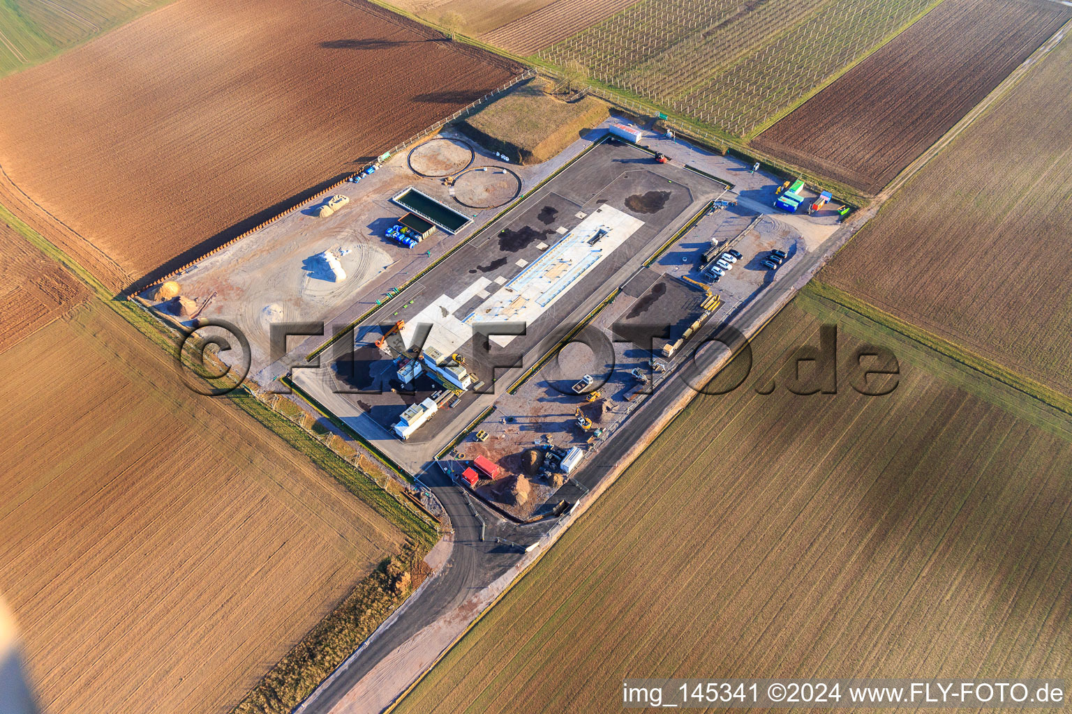 Chantier de construction du site de forage profond V20 de Vulcan Energy à Schleidberg pour l'extraction d'énergie géothermique et de lithium à Insheim dans le département Rhénanie-Palatinat, Allemagne vu d'un drone
