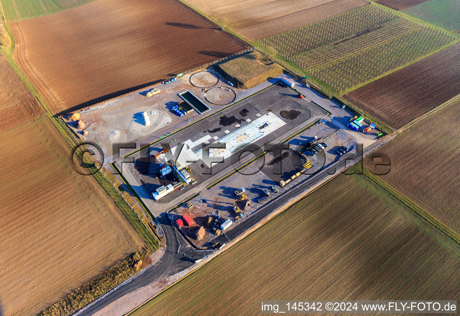 Vue aérienne de Chantier de construction du site de forage profond V20 de Vulcan Energy à Schleidberg pour l'extraction d'énergie géothermique et de lithium à Insheim dans le département Rhénanie-Palatinat, Allemagne