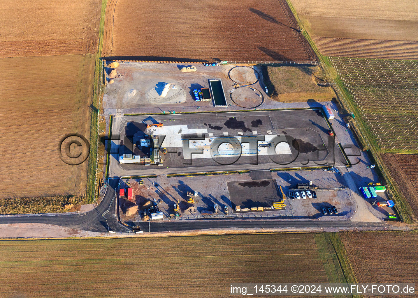 Photographie aérienne de Chantier de construction du site de forage profond V20 de Vulcan Energy à Schleidberg pour l'extraction d'énergie géothermique et de lithium à Insheim dans le département Rhénanie-Palatinat, Allemagne