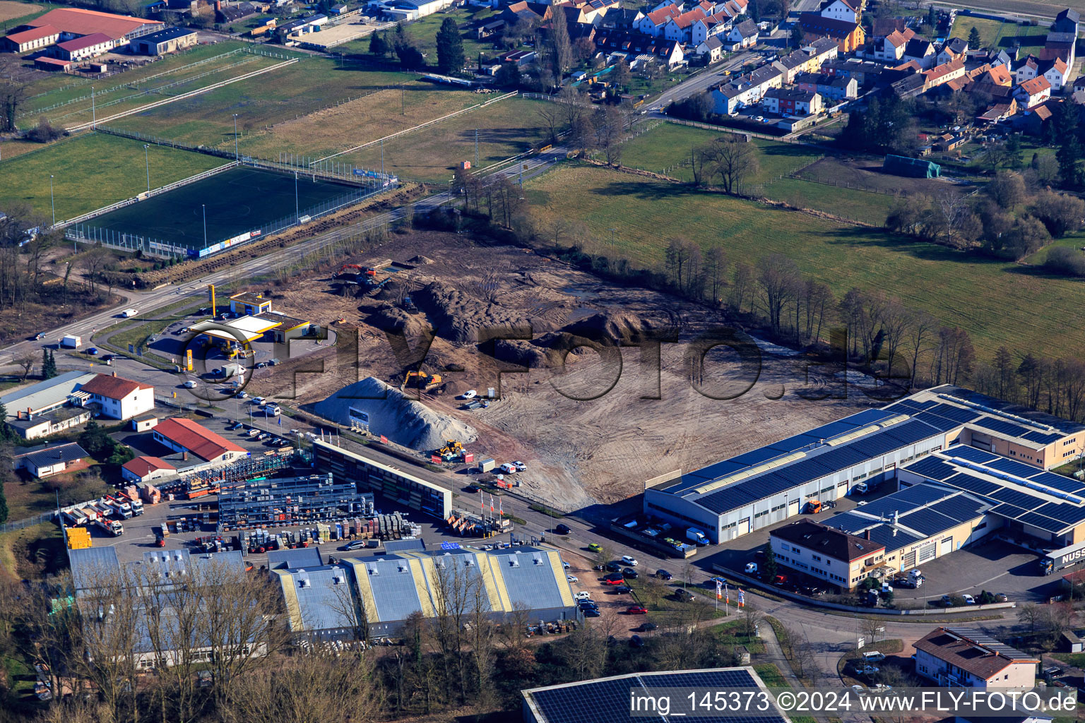 Vue aérienne de Chantier de construction pour le développement du nouveau parc logistique de HANSAINVEST et DFI-Real-Estte Kandel après la démolition du marché OBI à le quartier Minderslachen in Kandel dans le département Rhénanie-Palatinat, Allemagne