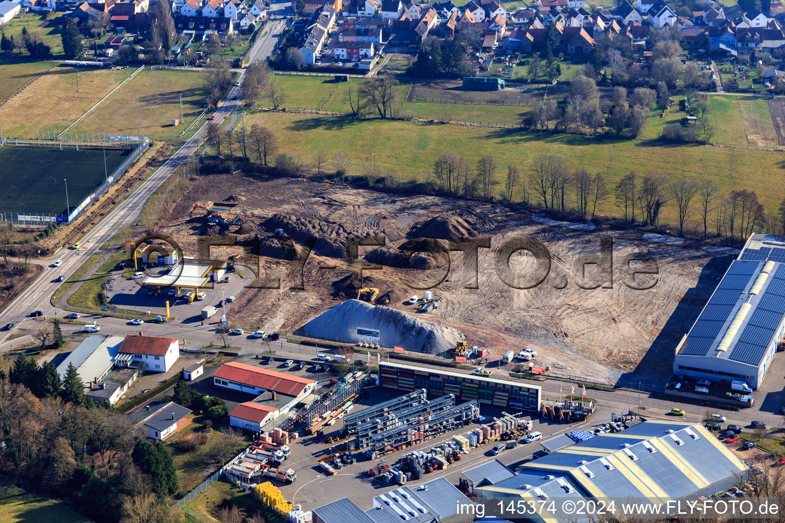 Vue aérienne de Chantier de construction pour le développement du nouveau parc logistique de HANSAINVEST et DFI-Real-Estte Kandel après la démolition du marché OBI à le quartier Minderslachen in Kandel dans le département Rhénanie-Palatinat, Allemagne