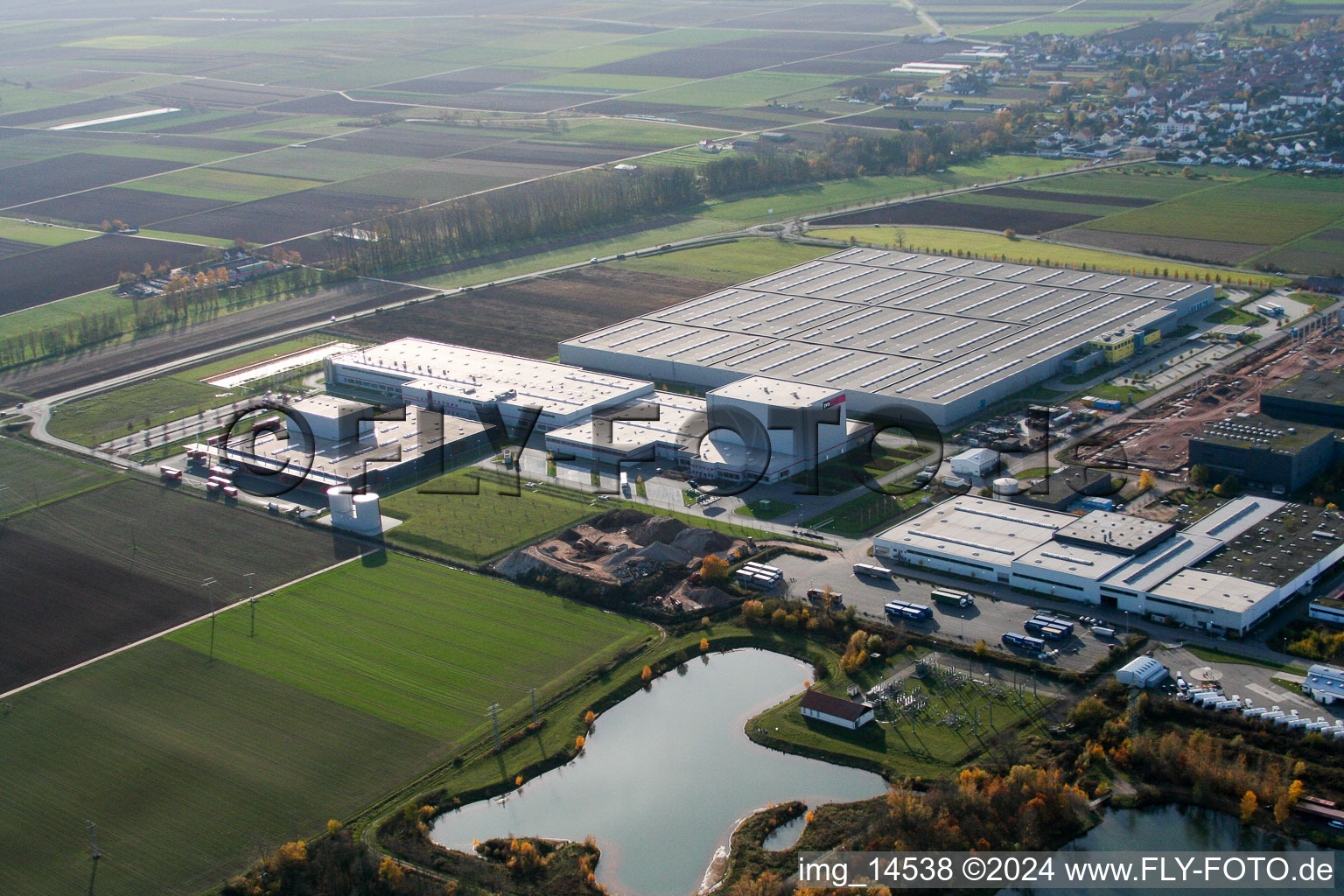 Vue aérienne de Ensemble immobilier et site du centre logistique Mercedes Benz et Prowell dans le parc industriel Interpark à Offenbach an der Queich dans le département Rhénanie-Palatinat, Allemagne