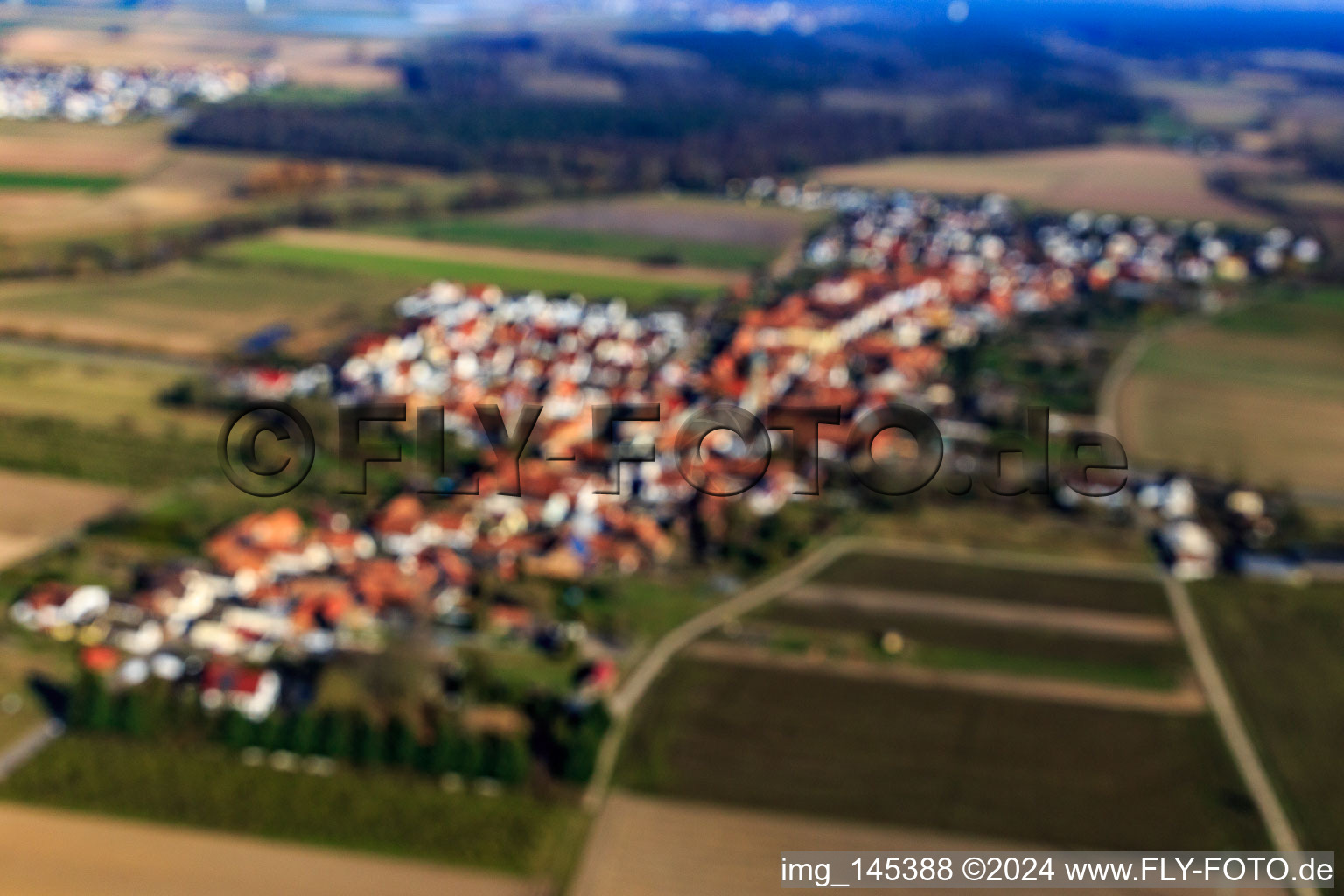 Vue aérienne de Vue du village depuis l'ouest à Erlenbach bei Kandel dans le département Rhénanie-Palatinat, Allemagne