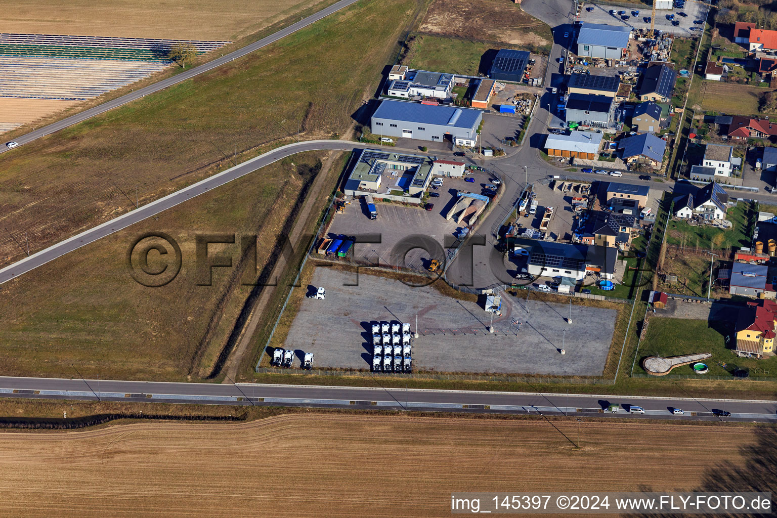 Vue aérienne de Zone industrielle de Geräutäcker avec Schubbert Transporte GmbH & Co.KG (matériaux en vrac, élimination des déchets, terrassement et travaux de démolition) et Ulrich Walter Reifenhandel à Hatzenbühl dans le département Rhénanie-Palatinat, Allemagne
