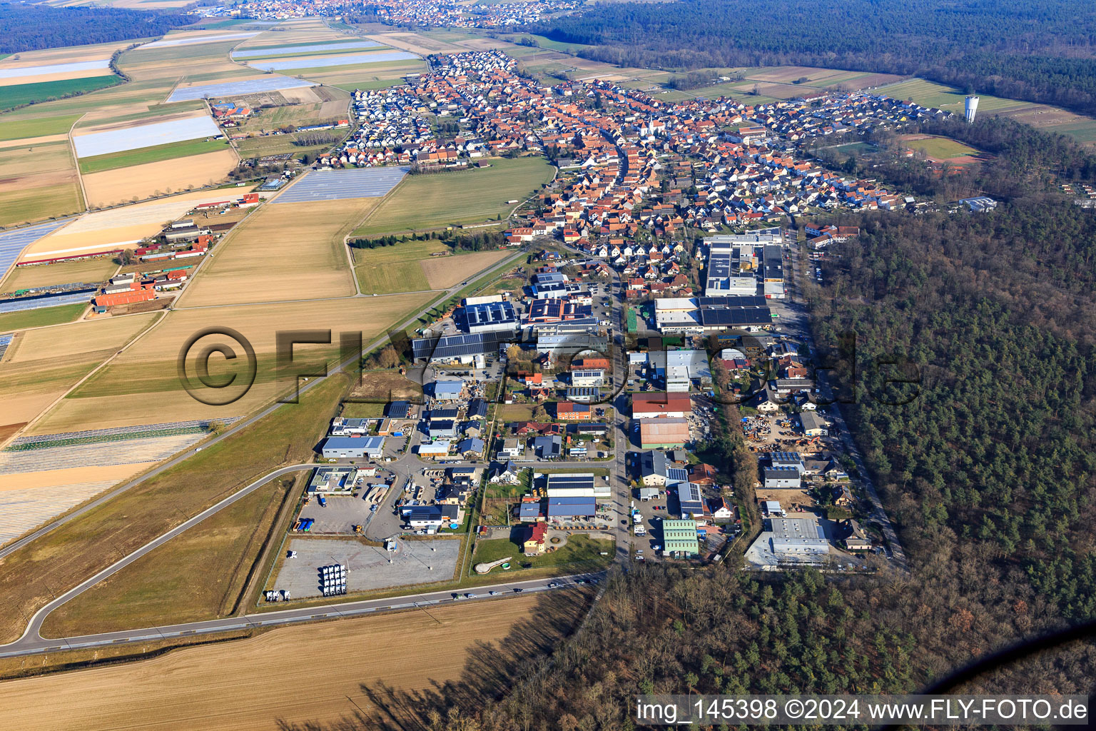 Vue aérienne de Zone industrielle de Geräutäcker avec Schubbert Transporte GmbH & Co.KG (matériaux en vrac, élimination des déchets, terrassement et travaux de démolition) et Ulrich Walter Reifenhandel à Hatzenbühl dans le département Rhénanie-Palatinat, Allemagne