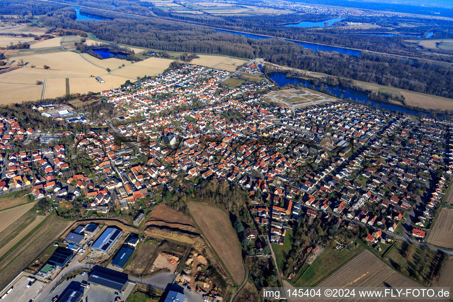 Vue aérienne de Vue du village depuis l'ouest à Leimersheim dans le département Rhénanie-Palatinat, Allemagne