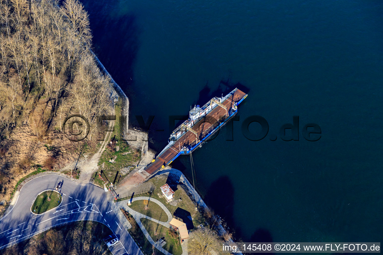 Vue aérienne de Ferry du Rhin à Leopoldshafen à Leimersheim dans le département Rhénanie-Palatinat, Allemagne