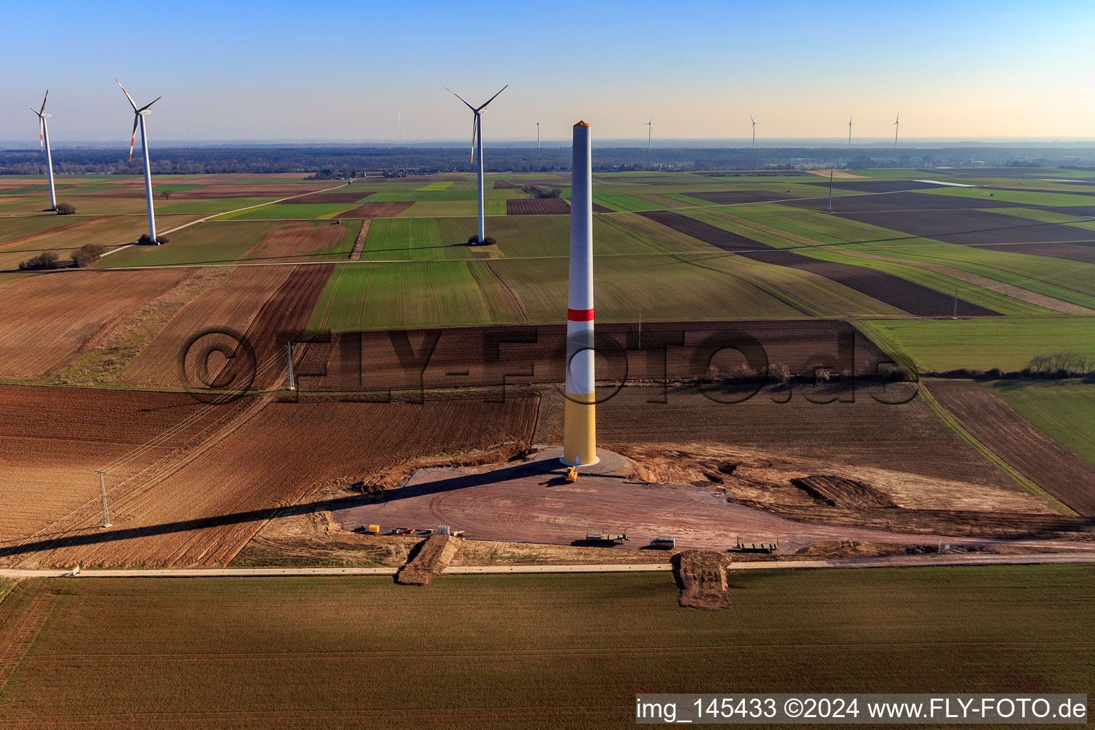 Vue aérienne de Repowering dans le parc éolien de Gollenberg II à Knittelsheim dans le département Rhénanie-Palatinat, Allemagne