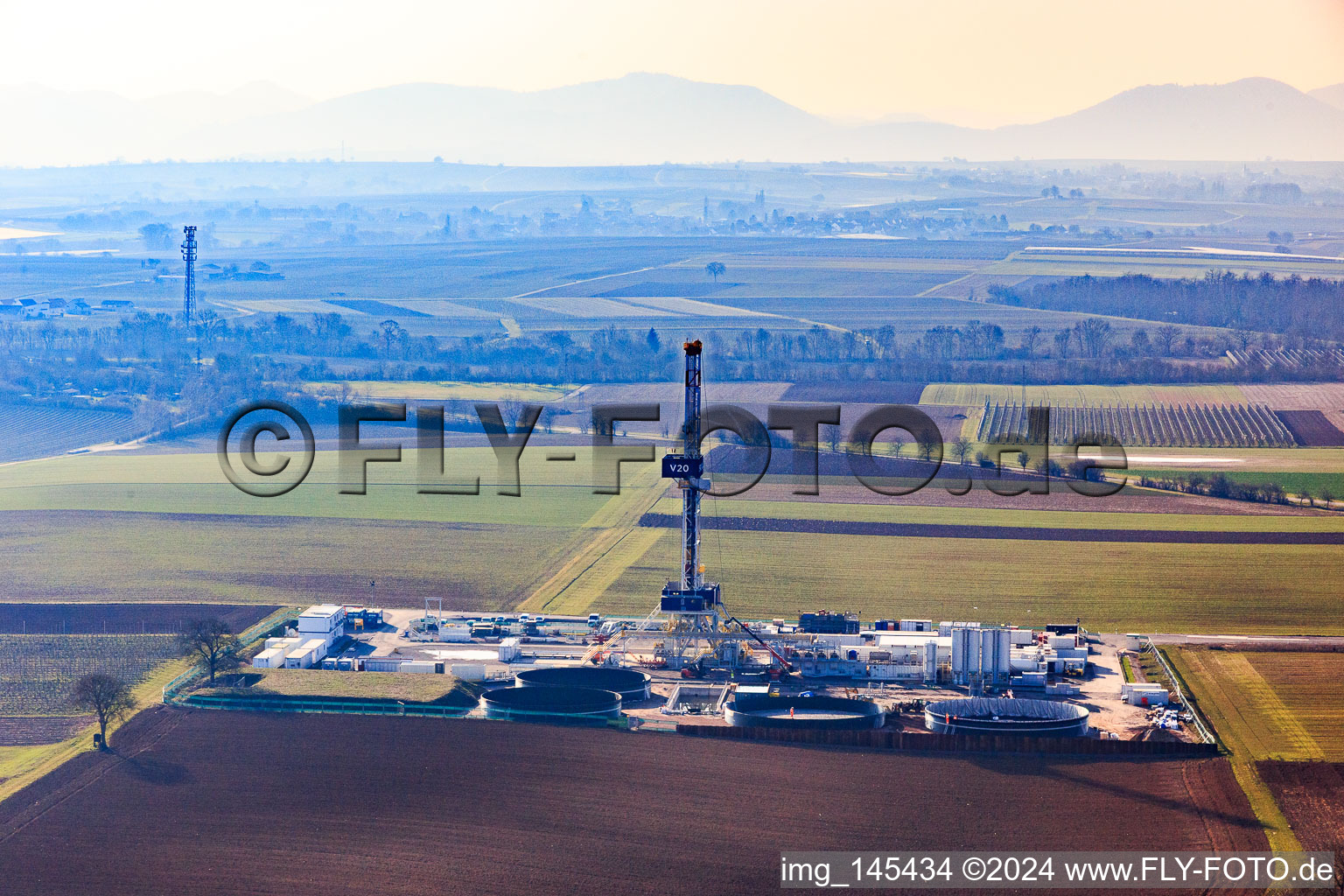 Vue aérienne de Appareil de forage du site de forage profond V20 de Vulcan Energy à Schleidberg pour l'extraction d'énergie géothermique et de lithium à Insheim dans le département Rhénanie-Palatinat, Allemagne