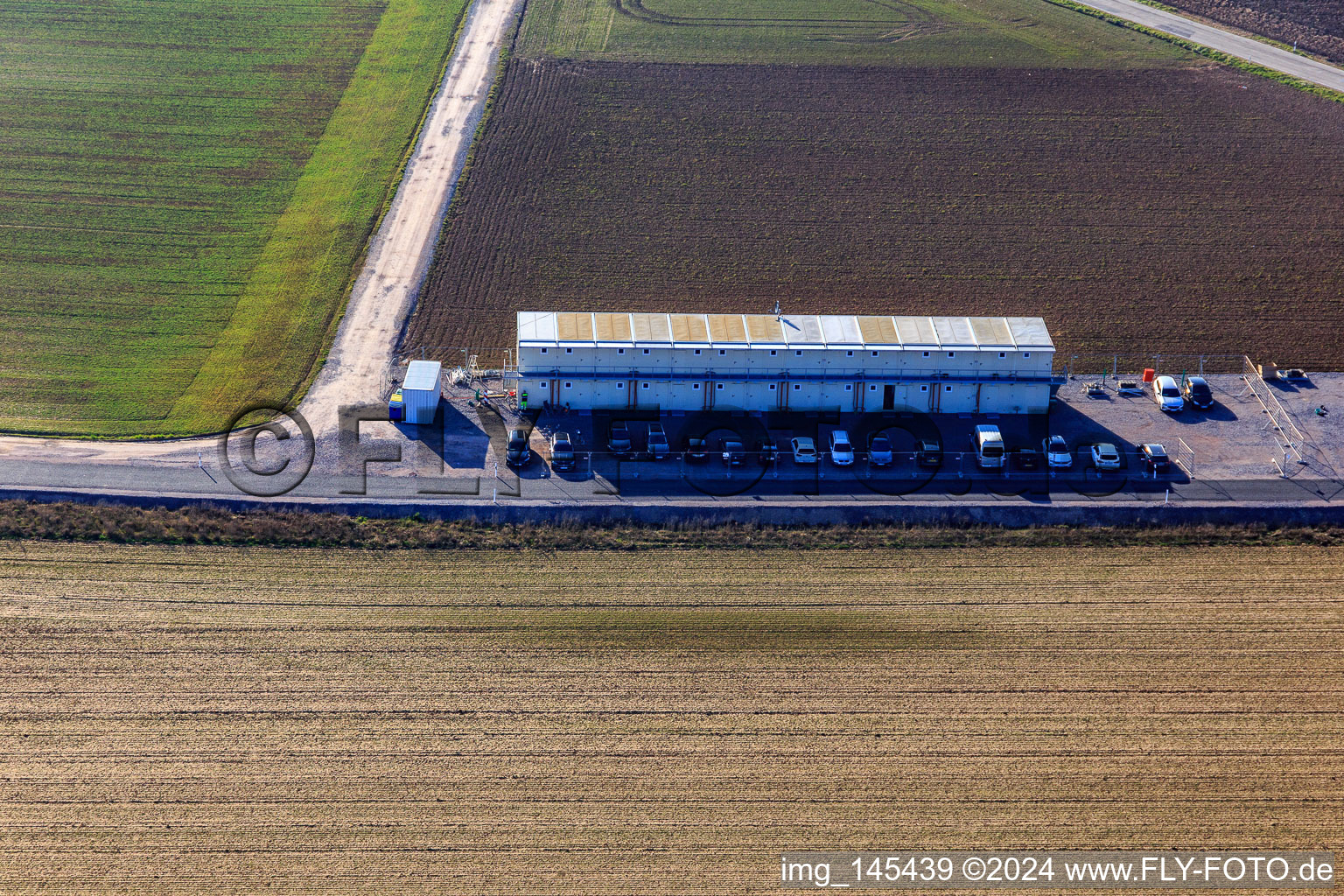 Vue aérienne de Conteneur résidentiel sur le site de forage profond V20 de Vulcan Energy à Schleidberg pour l'extraction d'énergie géothermique et de lithium à le quartier Mörlheim in Landau in der Pfalz dans le département Rhénanie-Palatinat, Allemagne