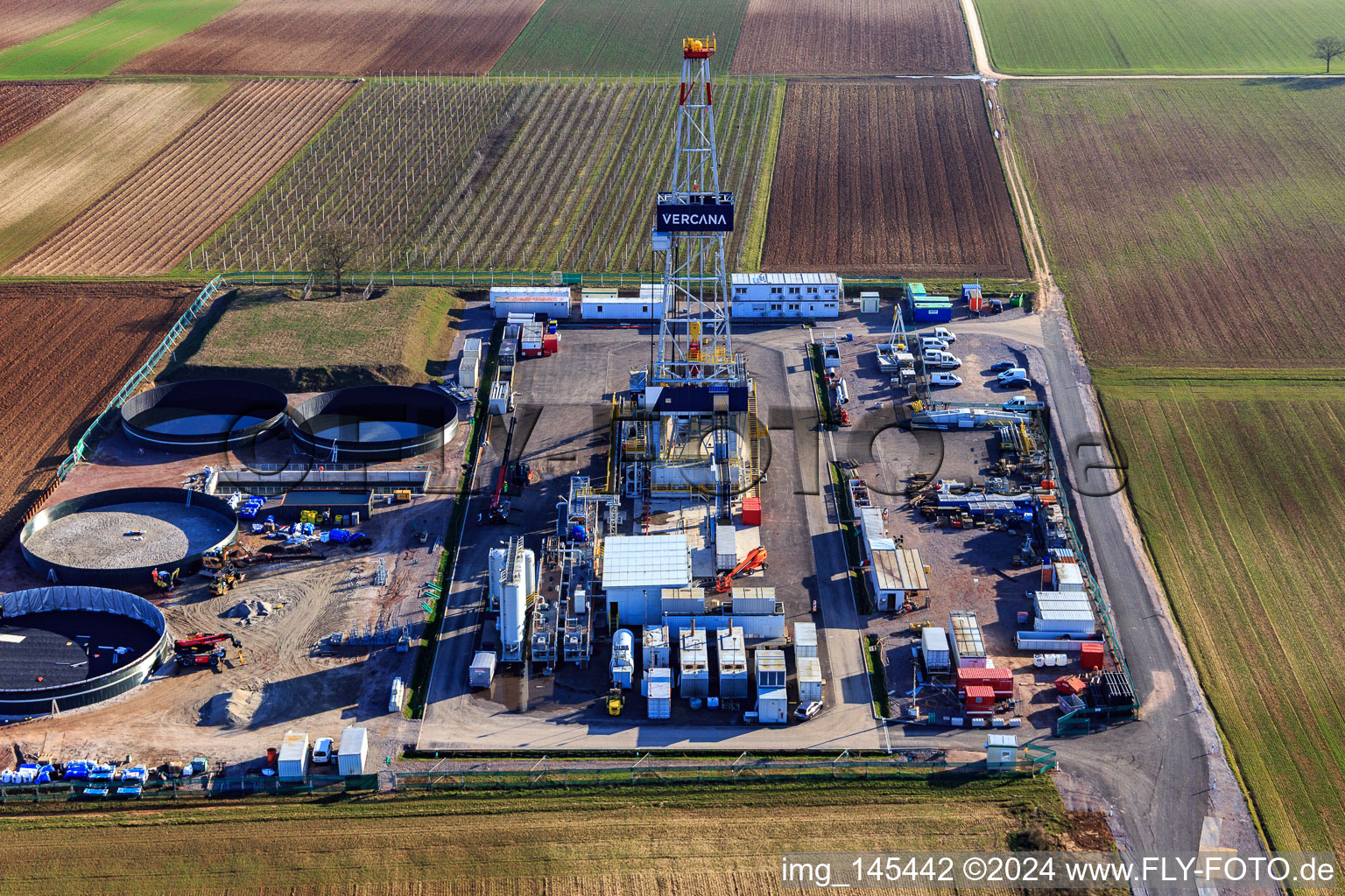 Vue oblique de Appareil de forage du site de forage profond V20 de Vulcan Energy à Schleidberg pour l'extraction d'énergie géothermique et de lithium à Insheim dans le département Rhénanie-Palatinat, Allemagne