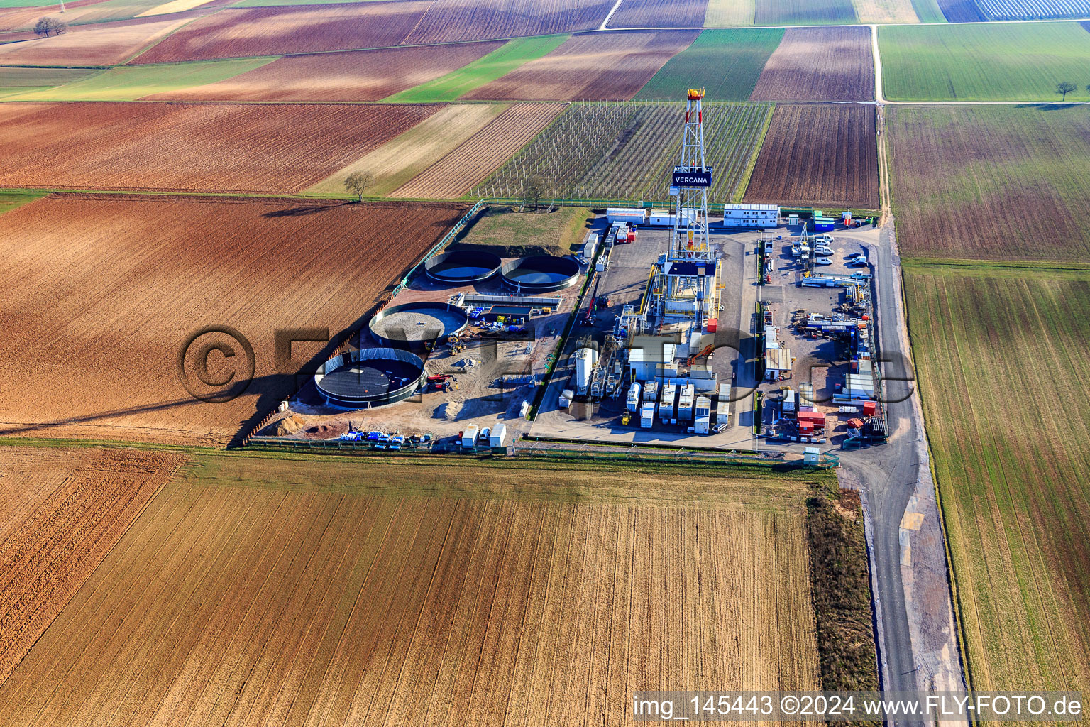 Appareil de forage du site de forage profond V20 de Vulcan Energy à Schleidberg pour l'extraction d'énergie géothermique et de lithium à Insheim dans le département Rhénanie-Palatinat, Allemagne d'en haut