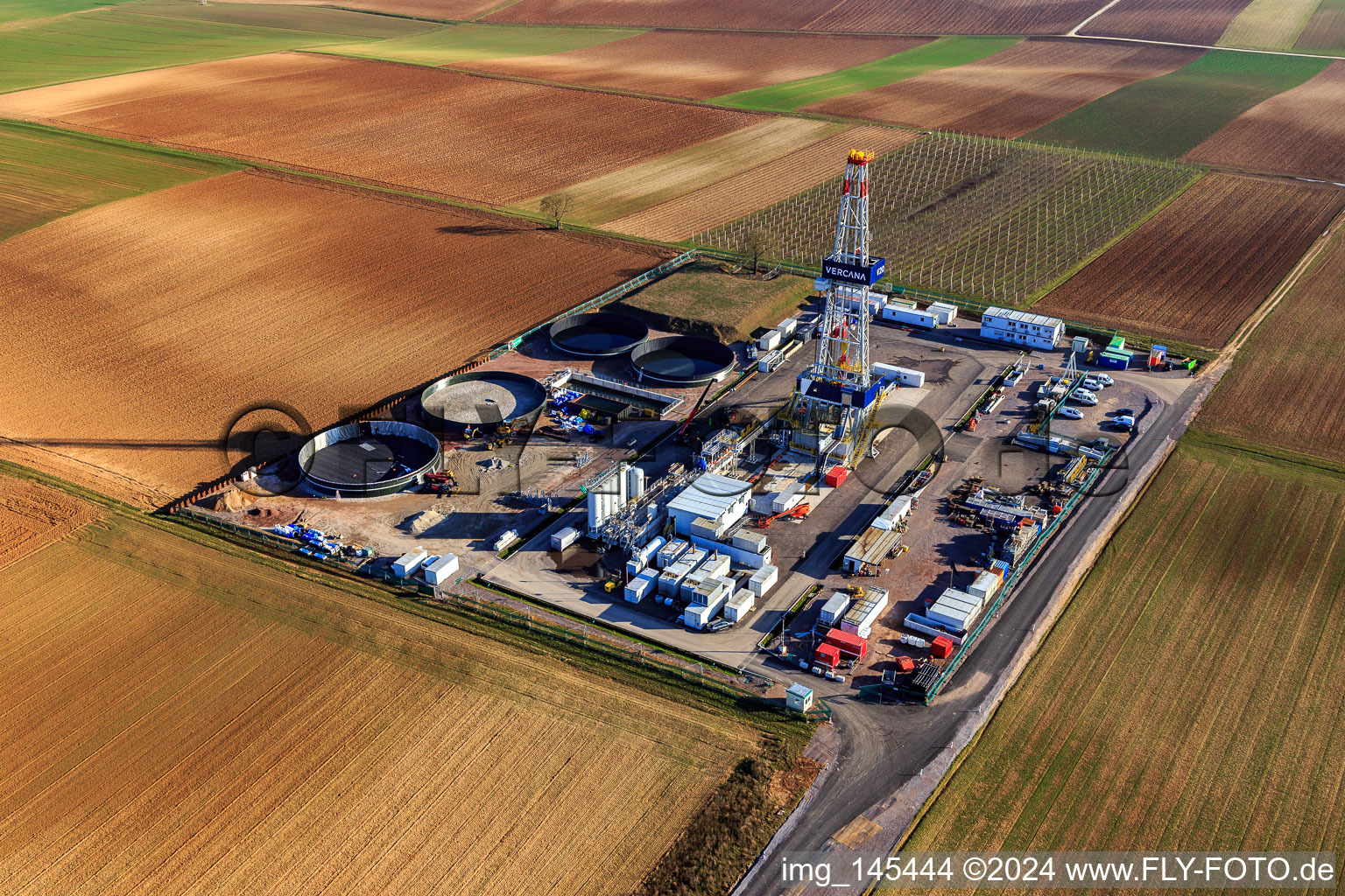 Appareil de forage du site de forage profond V20 de Vulcan Energy à Schleidberg pour l'extraction d'énergie géothermique et de lithium à Insheim dans le département Rhénanie-Palatinat, Allemagne hors des airs