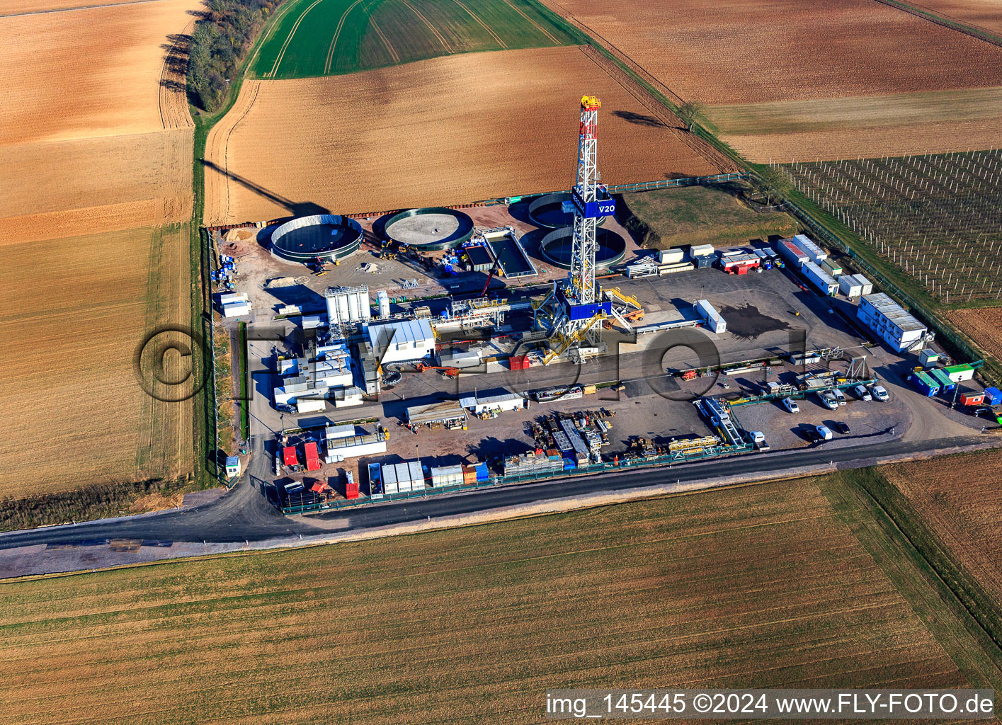 Appareil de forage du site de forage profond V20 de Vulcan Energy à Schleidberg pour l'extraction d'énergie géothermique et de lithium à Insheim dans le département Rhénanie-Palatinat, Allemagne vue d'en haut