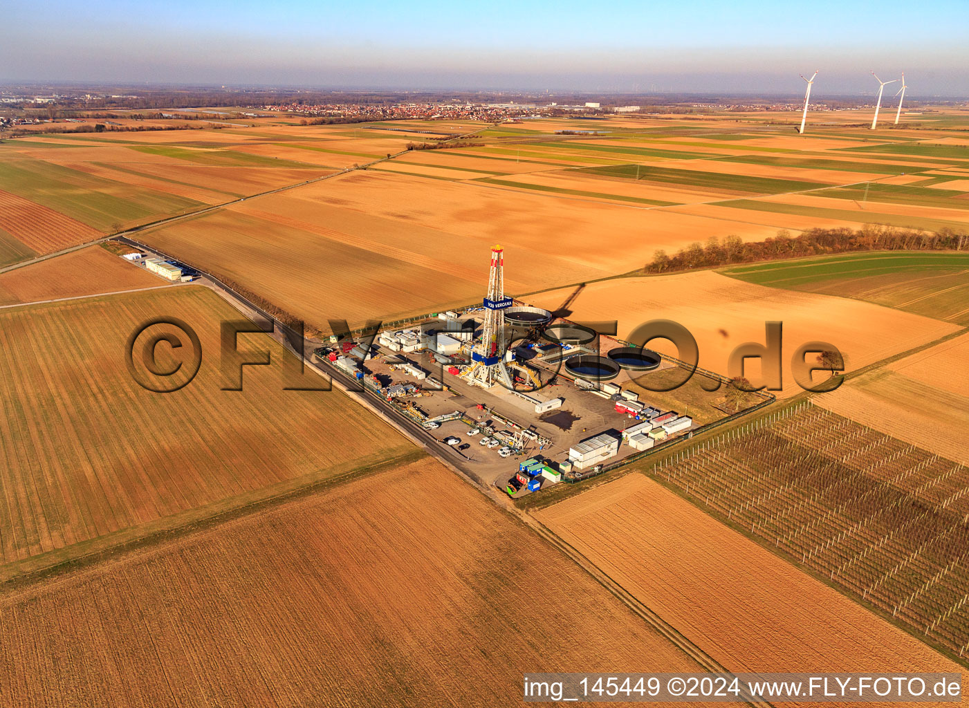 Appareil de forage du site de forage profond V20 de Vulcan Energy à Schleidberg pour l'extraction d'énergie géothermique et de lithium à Insheim dans le département Rhénanie-Palatinat, Allemagne depuis l'avion