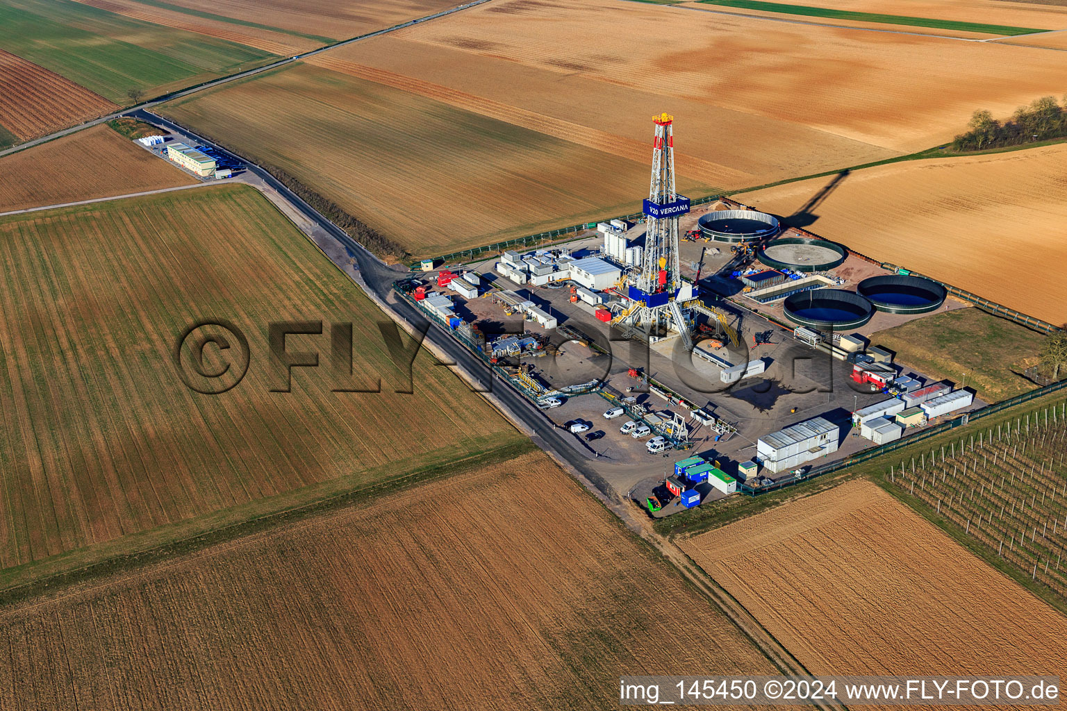 Vue d'oiseau de Appareil de forage du site de forage profond V20 de Vulcan Energy à Schleidberg pour l'extraction d'énergie géothermique et de lithium à Insheim dans le département Rhénanie-Palatinat, Allemagne