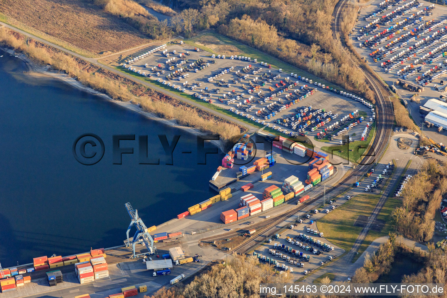 Vue aérienne de Zone de stockage des conteneurs et des camions CONTARGO au port d'État à le quartier Maximiliansau in Wörth am Rhein dans le département Rhénanie-Palatinat, Allemagne