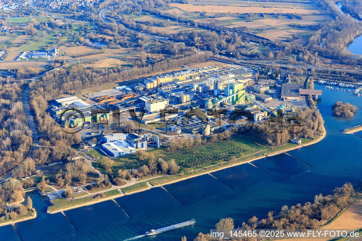 Vue aérienne de Maxauer Papierfabrik GmbH et Borregaard Deutschland GmbH sur les rives du Rhin depuis le nord-ouest à le quartier Knielingen in Karlsruhe dans le département Bade-Wurtemberg, Allemagne