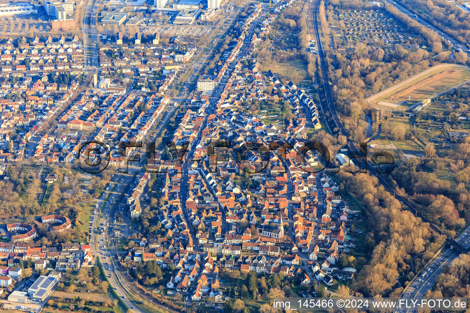 Vue aérienne de Vue de la ville depuis le nord-est à le quartier Knielingen in Karlsruhe dans le département Bade-Wurtemberg, Allemagne