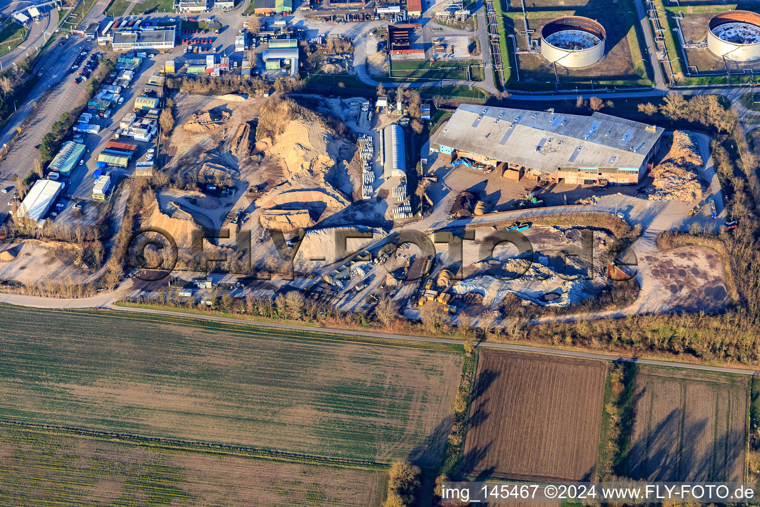 Vue aérienne de BEB Bioenergie Baden GmbH et Peter Gross Umwelt GmbH & Co. KG dans la Nördliche Raffineriestraße à le quartier Knielingen in Karlsruhe dans le département Bade-Wurtemberg, Allemagne