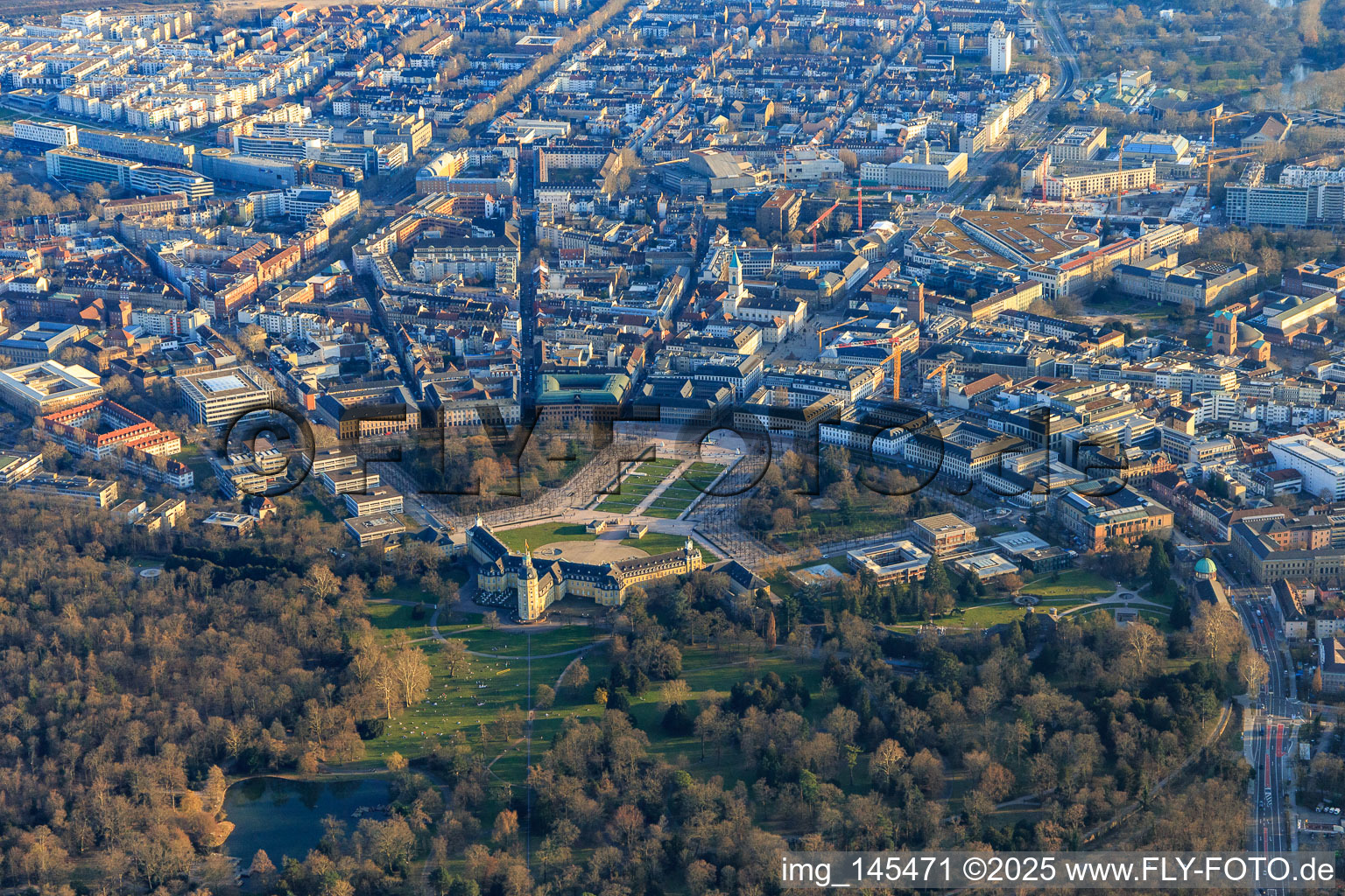 Vue aérienne de Jardin du château et château Karlsruhe vus du nord à le quartier Innenstadt-West in Karlsruhe dans le département Bade-Wurtemberg, Allemagne