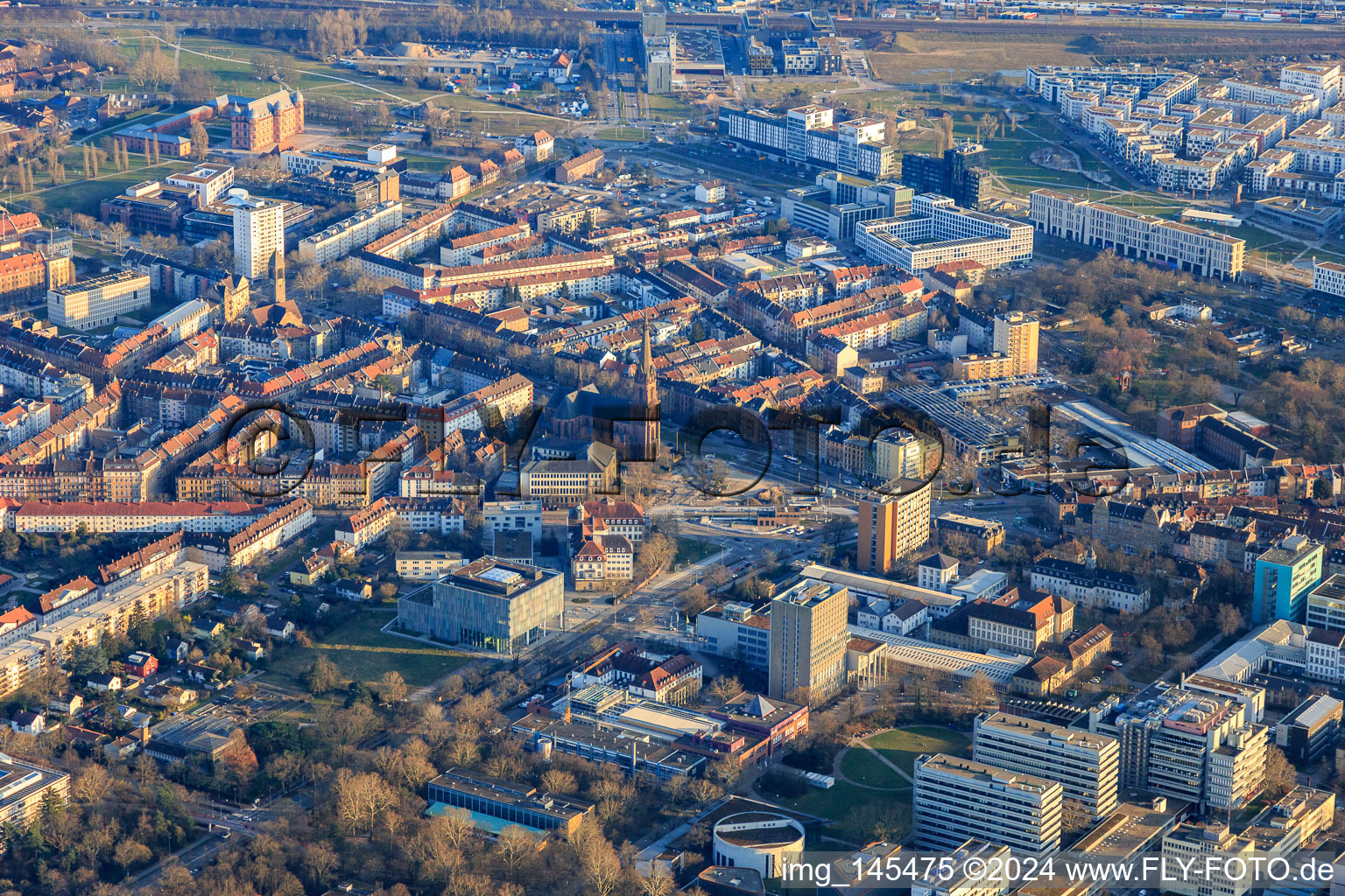 Vue aérienne de Porte de Durlach vue du nord avec l'église Saint-Bernard à le quartier Oststadt in Karlsruhe dans le département Bade-Wurtemberg, Allemagne