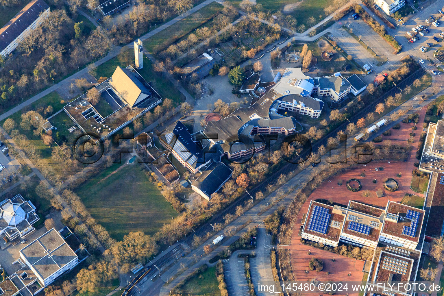 Vue aérienne de Église Emmaüs, lycée Otto Hahn et école Waldorf gratuite Karlsruhe à le quartier Waldstadt in Karlsruhe dans le département Bade-Wurtemberg, Allemagne