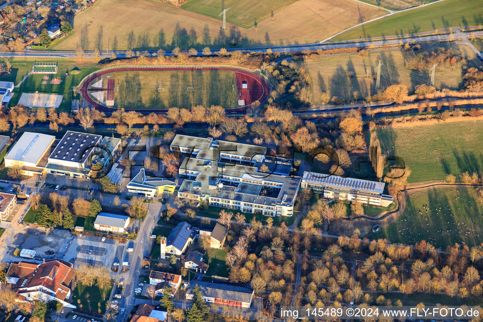 Vue aérienne de Salles de sport et stade du TSG Blankenloch | Club de gymnastique et de sport du centre scolaire Blankenloch, gymnase Thomas Mann Stutensee, lycée Erich Kästner Stutensee à le quartier Blankenloch in Stutensee dans le département Bade-Wurtemberg, Allemagne