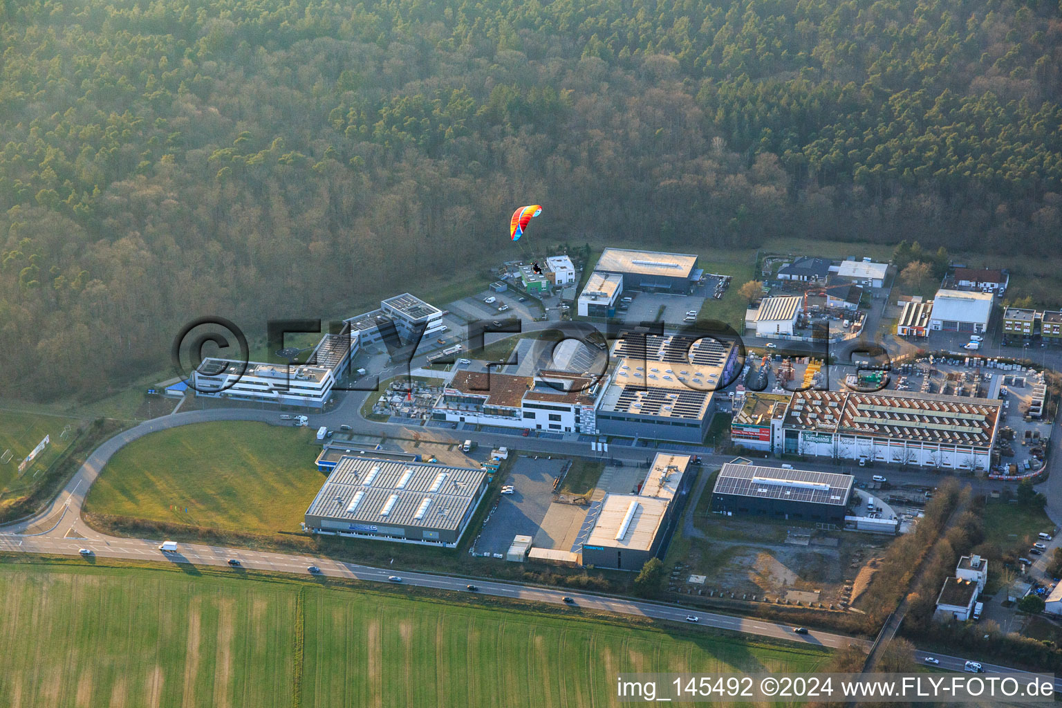 Vue aérienne de Zone industrielle Helmholtzstraße avec Hornung Baushop à le quartier Blankenloch in Stutensee dans le département Bade-Wurtemberg, Allemagne