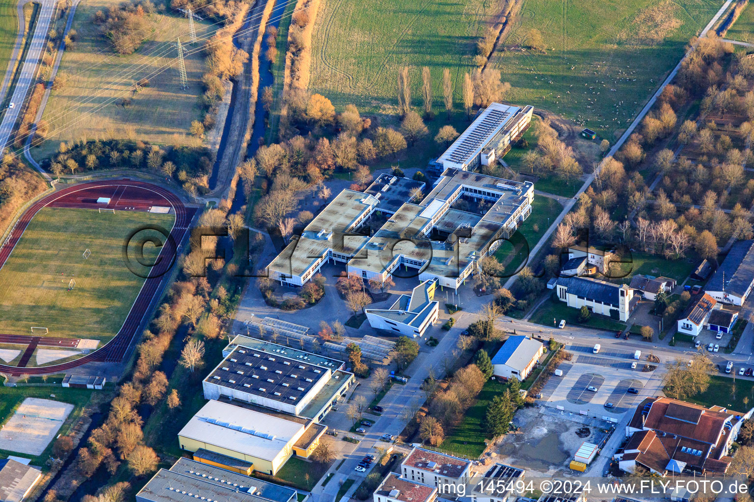 Vue aérienne de Salles de sport et stade du TSG Blankenloch | Club de gymnastique et de sport du centre scolaire Blankenloch, gymnase Thomas Mann Stutensee, lycée Erich Kästner Stutensee à le quartier Blankenloch in Stutensee dans le département Bade-Wurtemberg, Allemagne