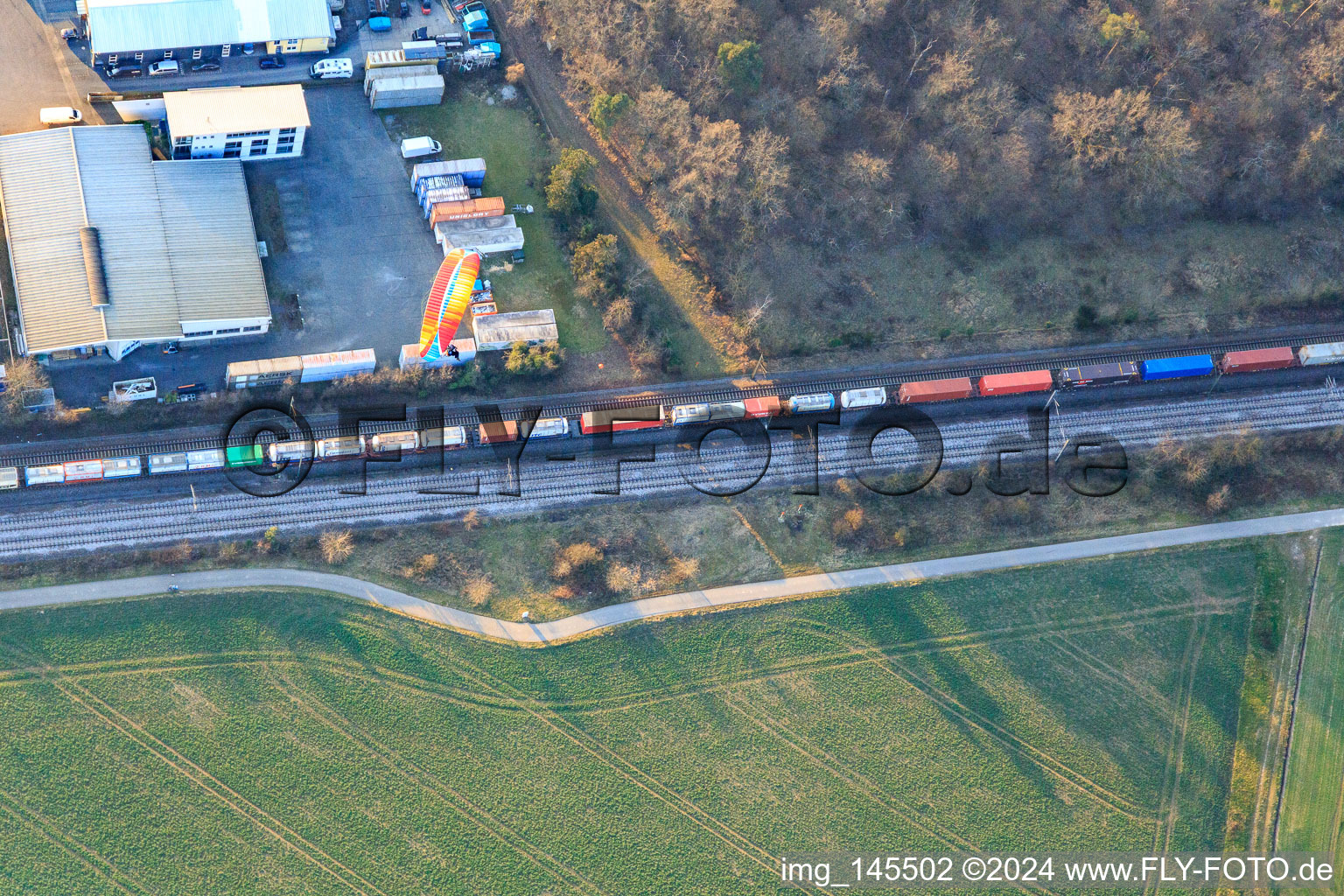 Vue aérienne de Train de marchandises à le quartier Blankenloch in Stutensee dans le département Bade-Wurtemberg, Allemagne