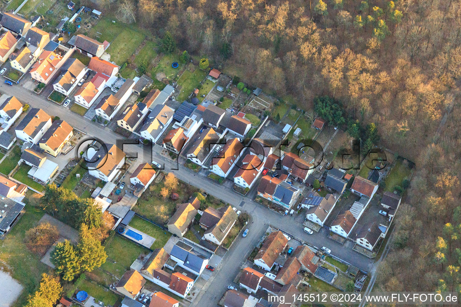 Vue aérienne de Jahnstraße Sudetenstr à le quartier Friedrichstal in Stutensee dans le département Bade-Wurtemberg, Allemagne