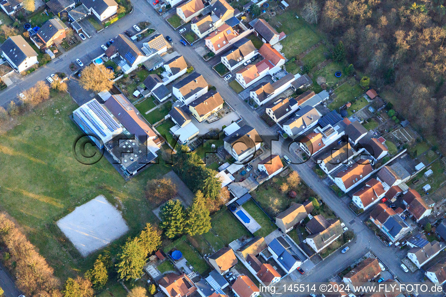Vue aérienne de Jahnstraße Sudetenstr à le quartier Friedrichstal in Stutensee dans le département Bade-Wurtemberg, Allemagne