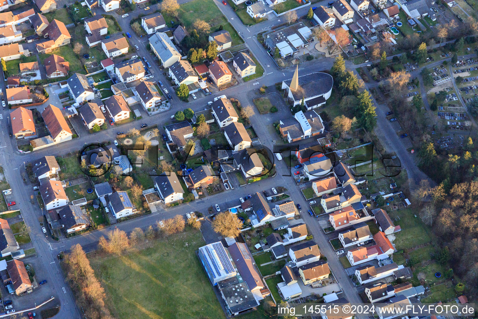 Vue aérienne de Église Sainte-Élisabeth à le quartier Friedrichstal in Stutensee dans le département Bade-Wurtemberg, Allemagne