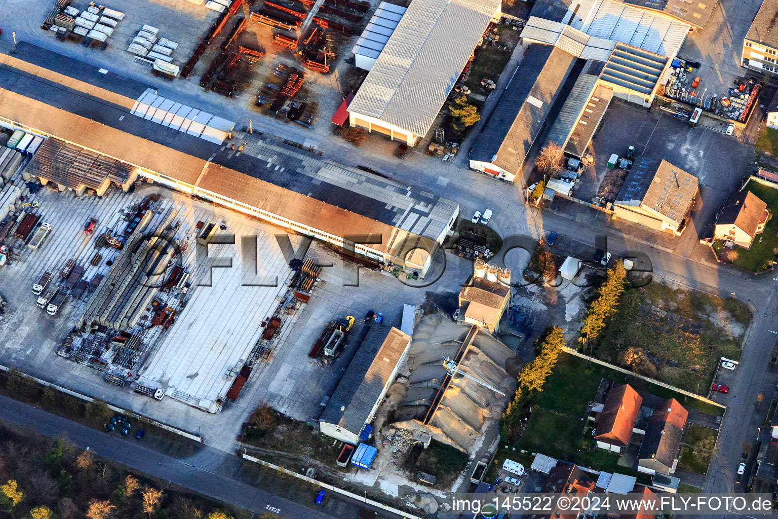 Vue aérienne de Niemann Béton Léger GmbH à le quartier Friedrichstal in Stutensee dans le département Bade-Wurtemberg, Allemagne