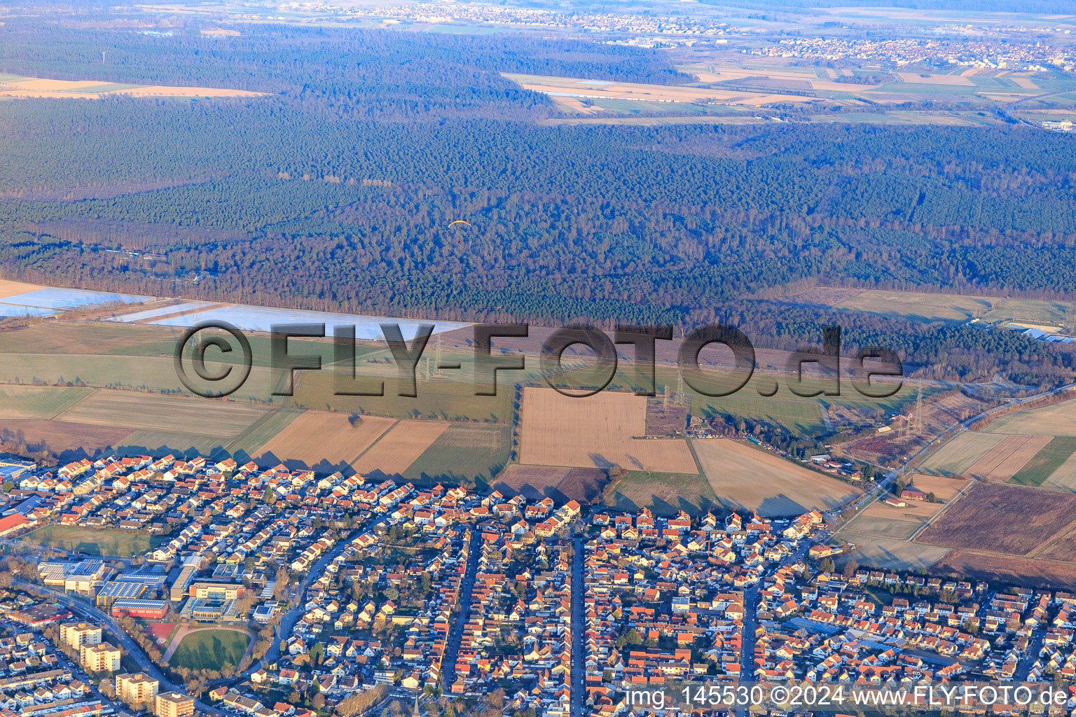 Vue aérienne de Kaiserstraße vue de l'ouest à le quartier Linkenheim in Linkenheim-Hochstetten dans le département Bade-Wurtemberg, Allemagne